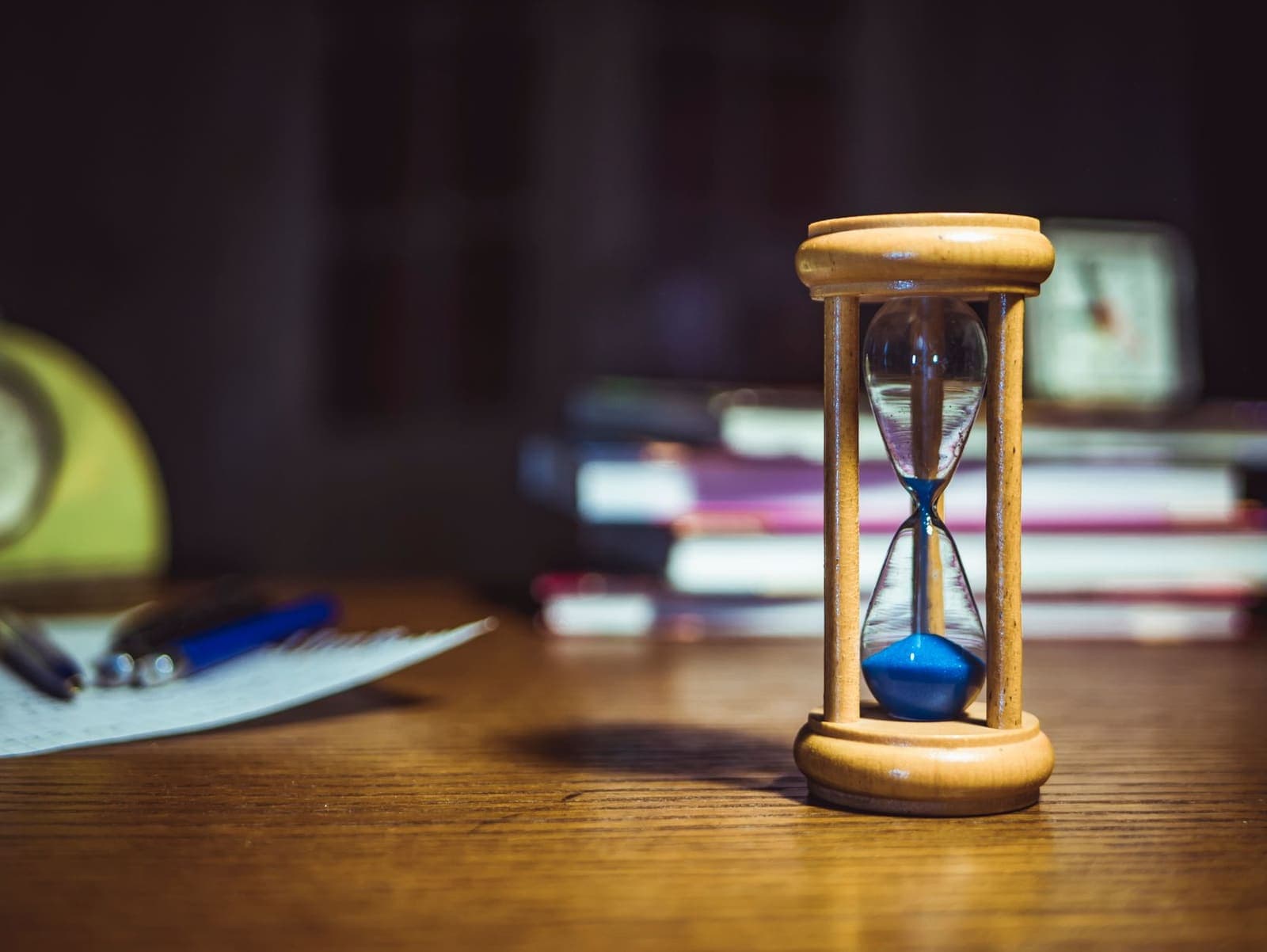 Hourglass on a desk representing the timeboxing technique and fixed time limits